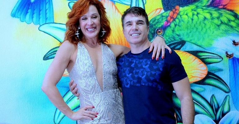Claudia Raia exibe a boa forma ao lado do marido durante ensaio de Carnaval