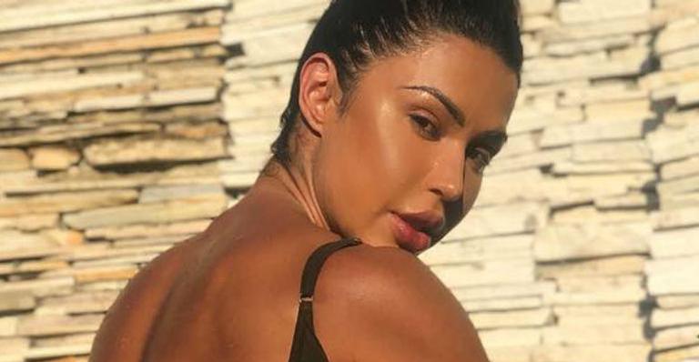 Com bumbum no chão, Gracyanne Barbosa faz temperatura subir ao dançar funk