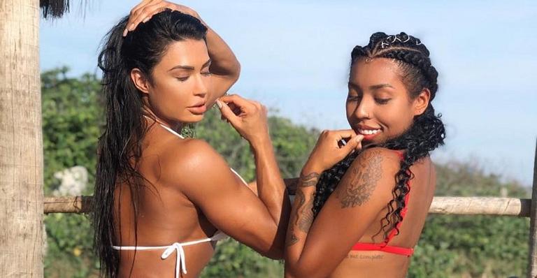 Gracyanne Barbosa sensualiza com a irmã e esquenta a temperatura na web
