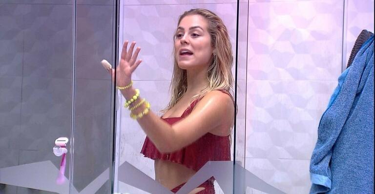 Bem amigas, Isabella conta para Elana mico que pagou no WhatsApp com ”crush”