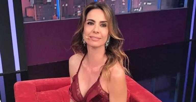 Milionária, Luciana Gimenez é flagrada com chinelo menor do que o pé