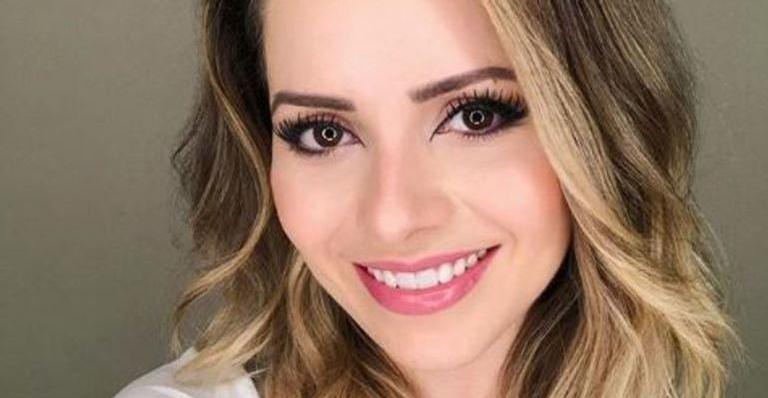 Sandy se arruma no aeroporto após atraso de voo: ”Puro glamour”