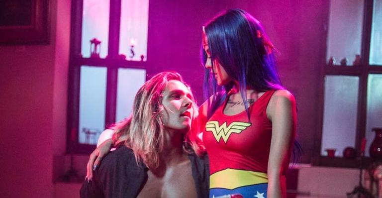 Tati Zaqui esquenta a temperatura com novo clipe ousado e sensual