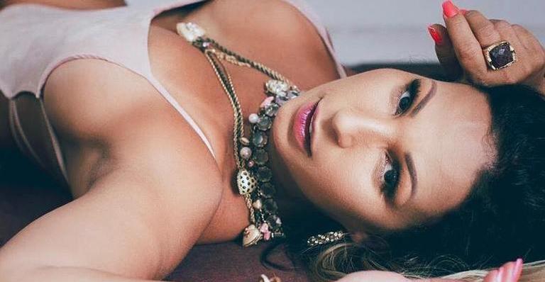 Valesca Popozuda causa na internet com foto picante sugerindo ato sexual