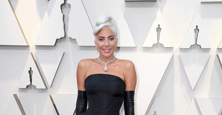 Joia milionária de Lady Gaga rouba a cena no tapete vermelho do Oscar