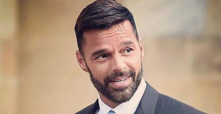 Rick Martin aparece de cueca branca e mostra boa forma aos 47 anos