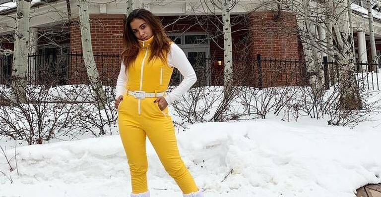 Luxuosa! Anitta aparece na neve usando pochete de grife de R$ 5 mil
