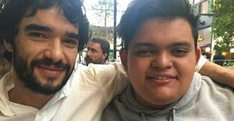 Em clique raro, Caio Blat aparece ao lado do filho adotivo e celebra 16 anos do jovem