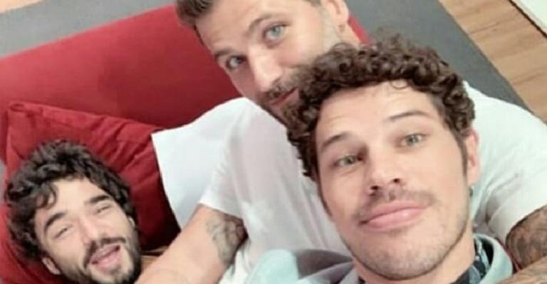 Caio Blat faz ironia sobre polêmica de Noronha em foto com José Loreto e Bruno Gagliasso