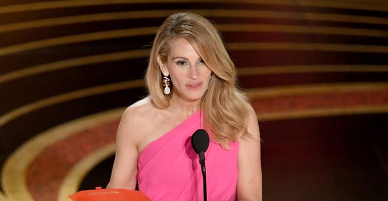 Deslumbrante e com look magnífico, Julia Roberts anuncia Melhor Filme do Oscar 2019