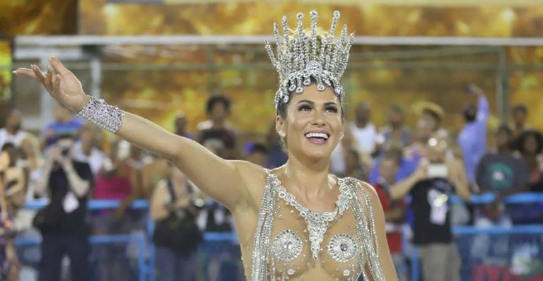 Lívia Andrade exibe fantasia ousada em ensaio de Carnaval