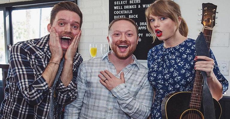 Taylor Swift aparece de surpresa em festa de noivado de fãs