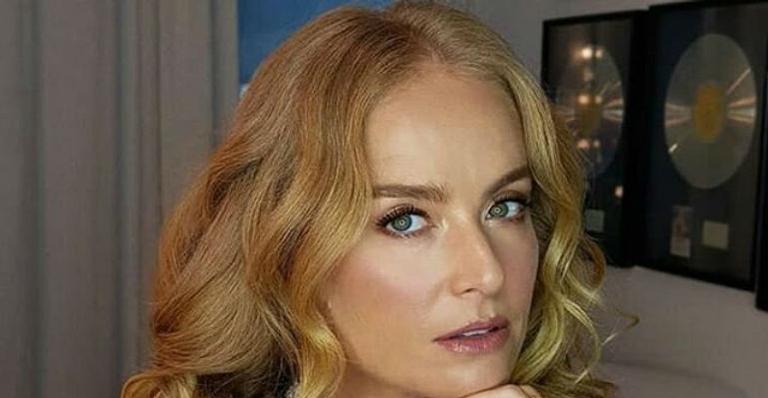 Aos 45 anos, Angélica aparece de biquíni e esbanja boa forma