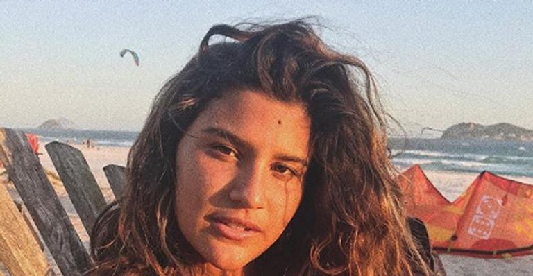 Giulia Costa posa de biquíni e exibe barriga sarada