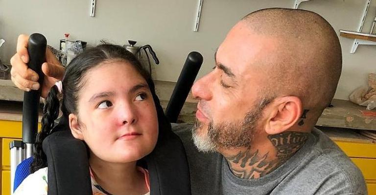 Henrique Fogaça emociona fãs ao comemorar primeiros passos da filha