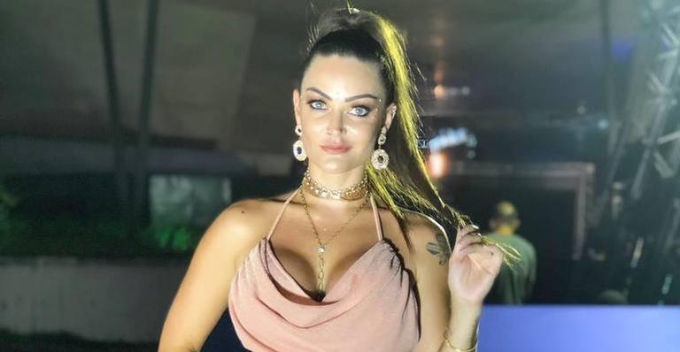 Laura Keller se prepara para pular o Carnaval completamente nua