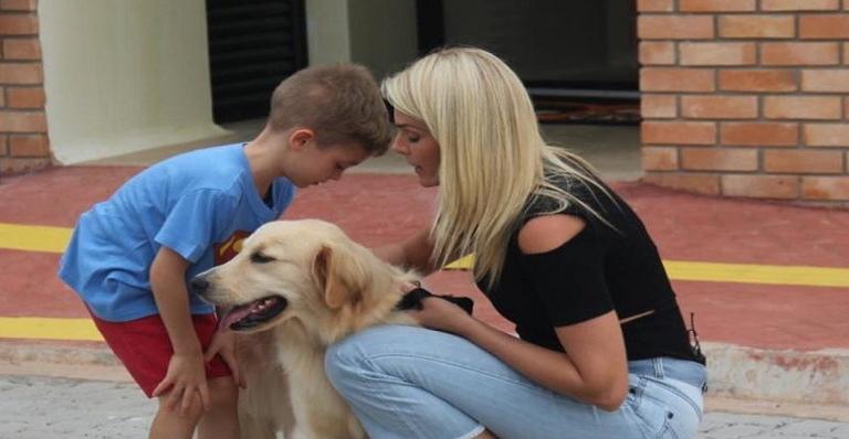 Ana Hickmann chora ao se despedir de cão guia que passou um ano em sua casa