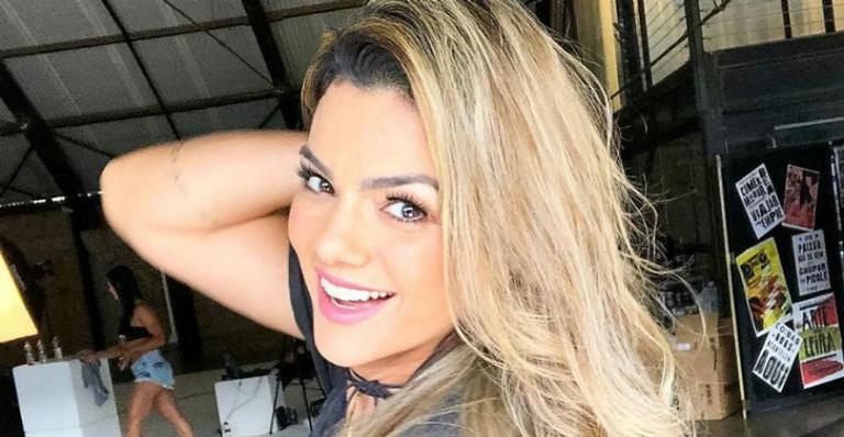 UAU! Kelly Key eleva a temperatura ao aparecer de topless em clima de folia