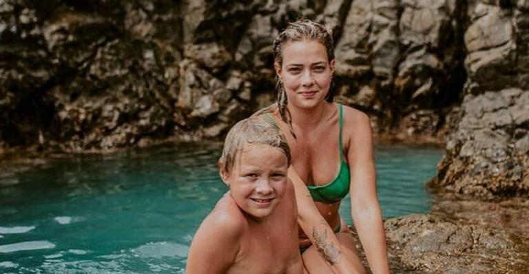 Filho de Neymar beija a barriga da mãe e declara amor pelo irmãozinho