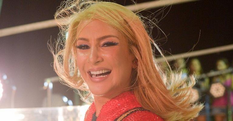 Claudia Leitte dá pontapé inicial nas apresentações de Carnaval com fantasia incrível