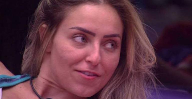 Depois de revelar sonho erótico com Hariany, Paula leva tombo em festa