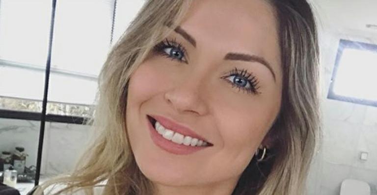 Lembra dela? Ex-BBB Renatinha Dávila exibe barriga trincada após gravidez