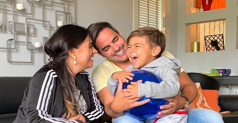 Filho de Simone ganha presente de R$1,6 mil e fica nervoso: ‘Não Gostei’