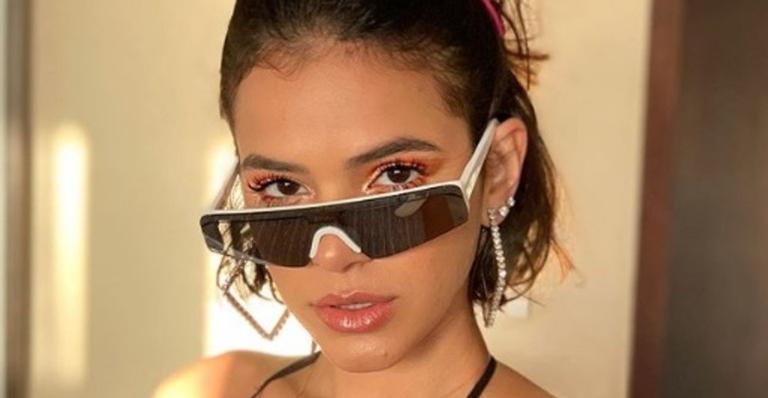 Ousada! Em Salvador, Bruna Marquezine abusa de decote enorme e transparente e quase mostra demais