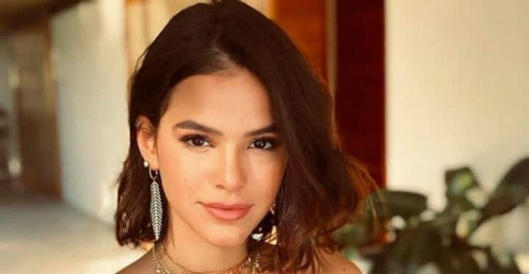 Durante Bloco das Poderosas, Bruna Marquezine rebola o bumbum até o chão no meio do povão