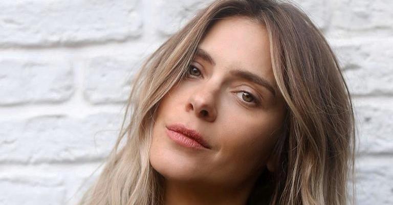 Em clima de Carnaval, Carolina Dieckmann compartilha foto ousada de topless