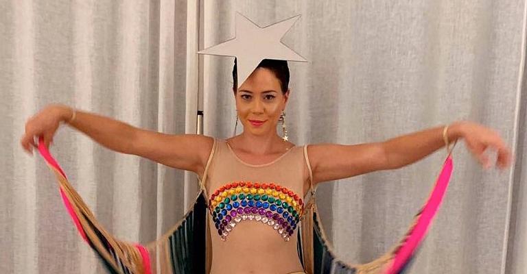 Leandra Leal posa com look ousado e dá dica para o Carnaval: ”Hidratem-se!”