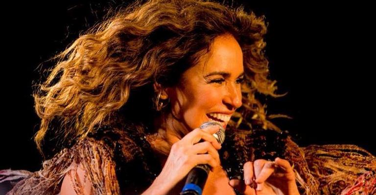 Daniela Mercury leva tombo e cai em trio elétrico. Confira o vídeo!