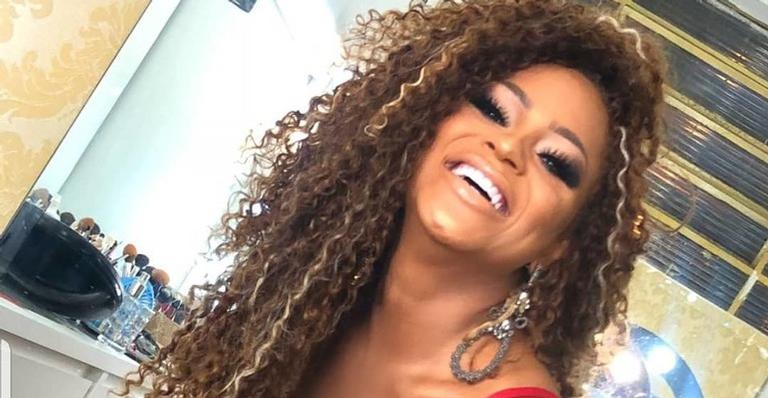 Modelo desabafa na web após ser impedida de desfilar por causa de tatuagem do Bolsonaro