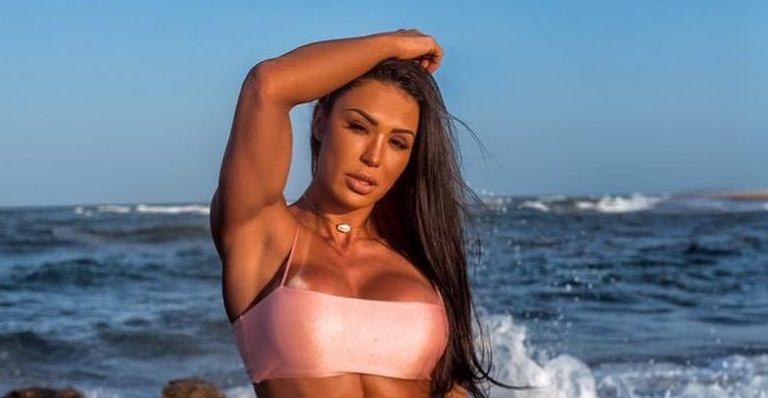Gracyanne Barbosa exibe pernas torneadas em raro clique ao lado da mãe