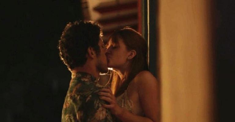 Marina Ruy Barbosa e José Loreto gravaram cena de beijo!