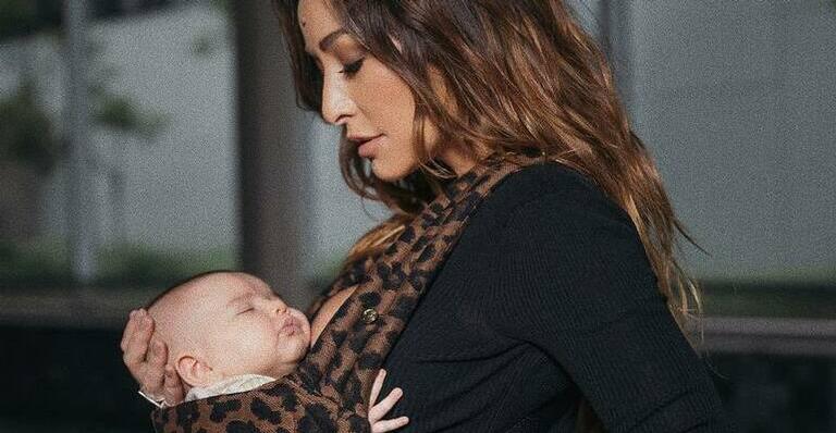 Em pleno Carnaval, Sabrina Sato comemora três meses da filha: ”Ela já quer curtir”
