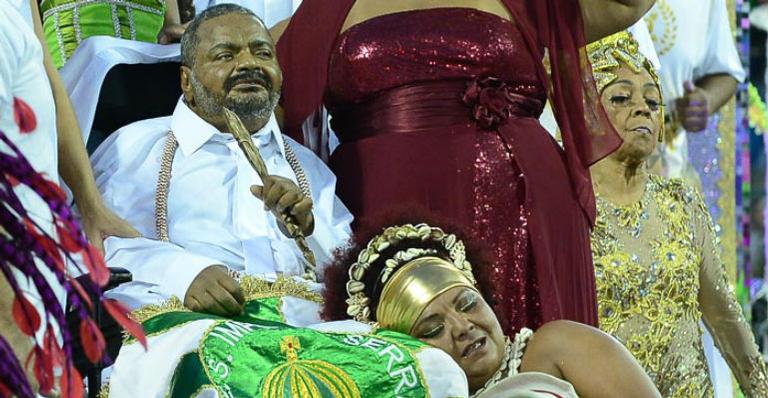 De surpresa, Arlindo Cruz desfila na X-9 Paulistana e emociona filho: ”Só chorei. Foi maravilhoso”