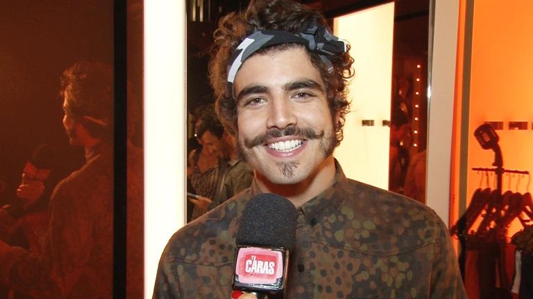 Caio Castro aposta em look inusitado para o Carnaval: Saia e cropped!