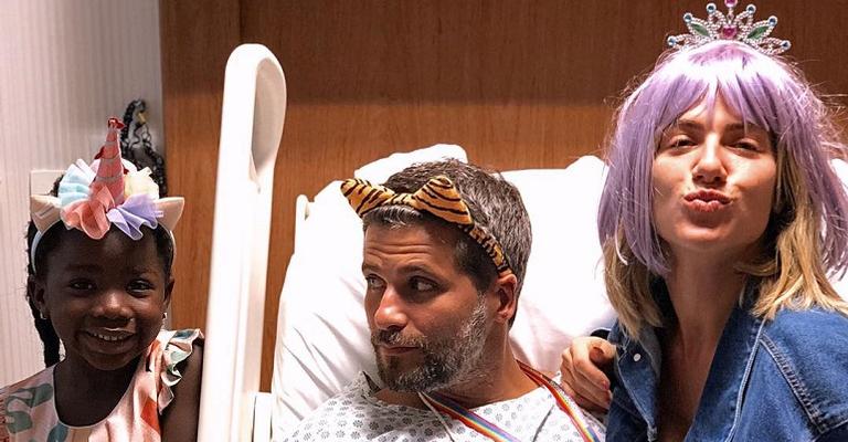 Giovanna Ewbank e Titi visitam Bruno Gagliasso no hospital: ”Nós trazemos o Carnaval até ele”