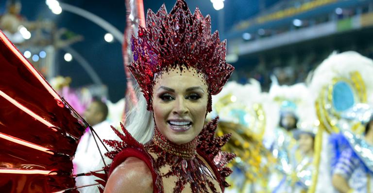Seminua, Juju Salimeni mostra o corpo sarado no desfile da X-9 Paulistana