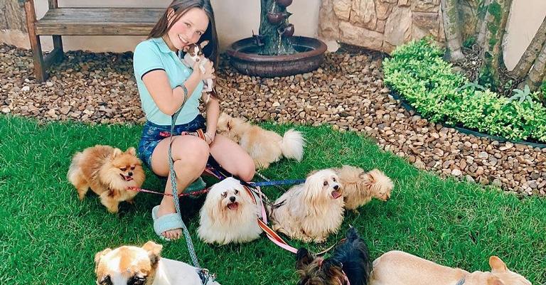 Longe da folia, Larissa Manoela curte Carnaval ao lado dos animais de estimação