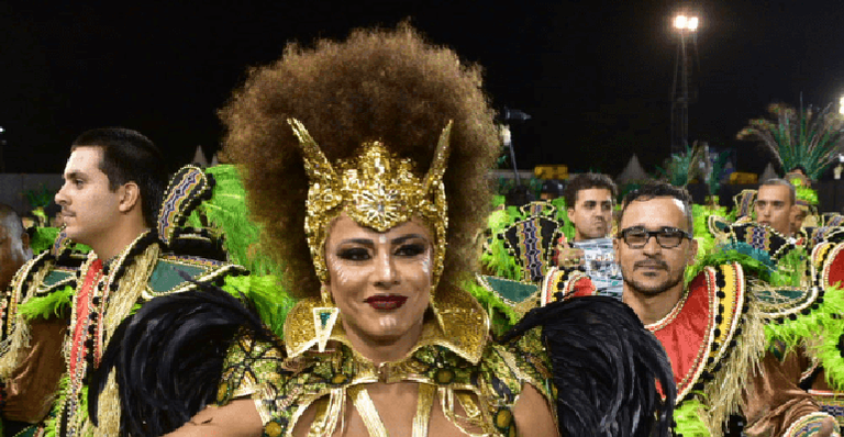 Com black power, Viviane Araújo exibe a barriga no desfile da Mancha Verde
