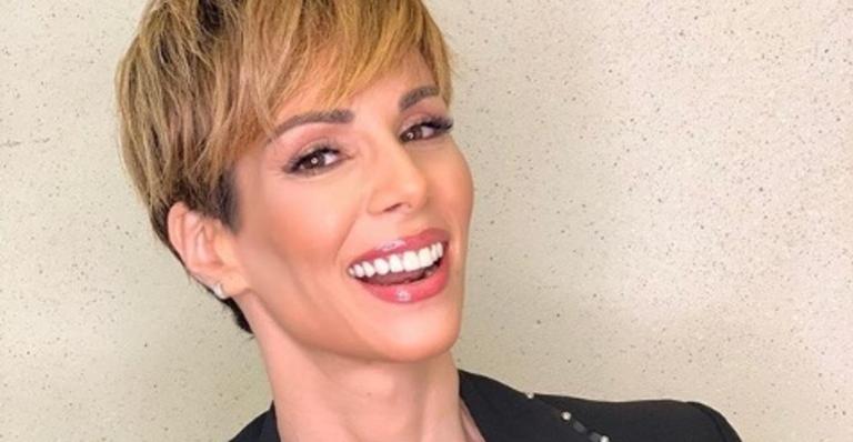 Ana Furtado explode fofurômetro ao mostrar seus quatro cachorrinhos fantasiados para o Carnaval