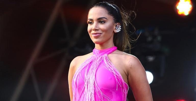 Com lingerie cavada, Anitta revela fantasia superousada e rebola muito durante dança sensual