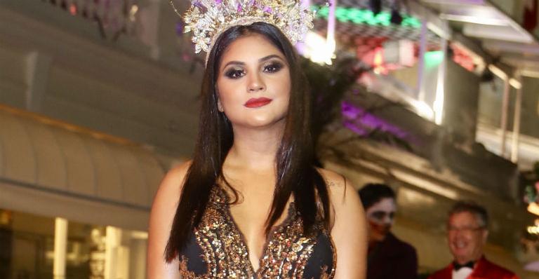 Mileide Mihaile abusa da fenda para baile de Carnaval no Rio de Janeiro