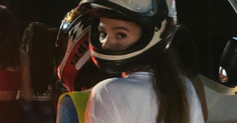 Vai, Malandra! Bruna Marquezine pega mototáxi para sair do bloco em Salvador