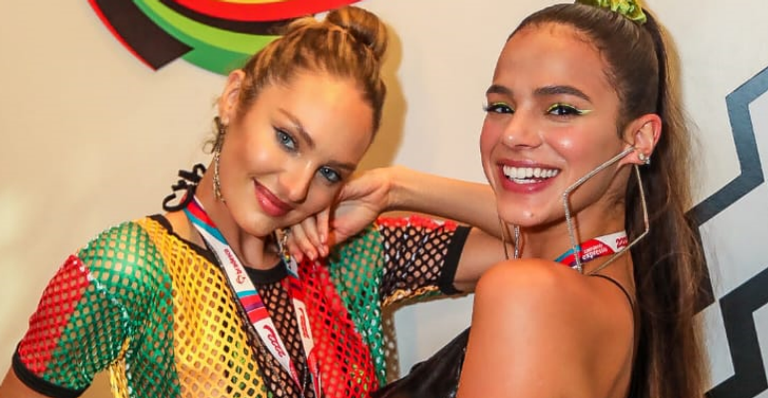 Bruna Marquezine se diverte em festa de Carnaval ao lado de Candice Swanepoel