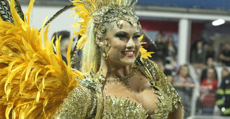 Ellen Rocche brilha durante desfile da Rosas de Ouro e exibe corpão