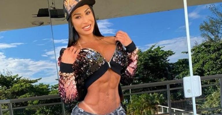 Ousada! Gracyanne Barbosa improvisa fantasia de Carnaval e aparece só com adesivos no mamilo