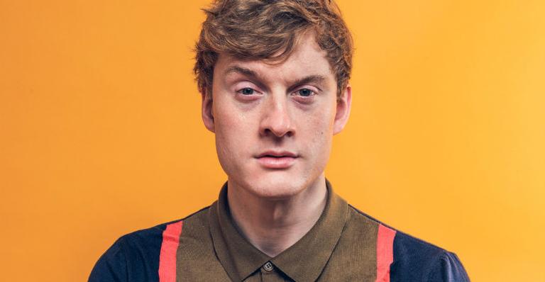 James Acaster revela que namorada o trocou pelo Mr. Bean